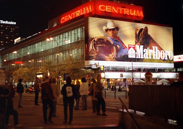 Reklam z wizerunkiem Marlboro Man'a.