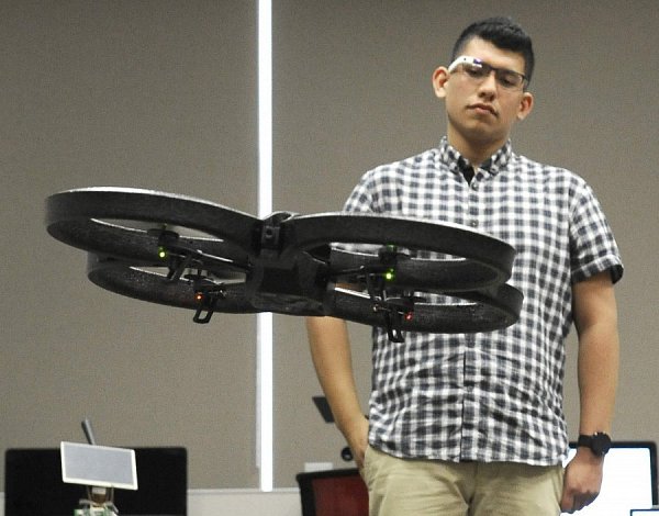 Młody naukowiec Christopher Rios wykorzystuje Google Glass do sterowania dronem na ćwiczeniach profesora Ahmeda Mahdy z inżynierii mechanicznej na teksańskim Uniwersytecie A&M w Corpus Christi ;  źródło: AP Photo/Pat Sullivan