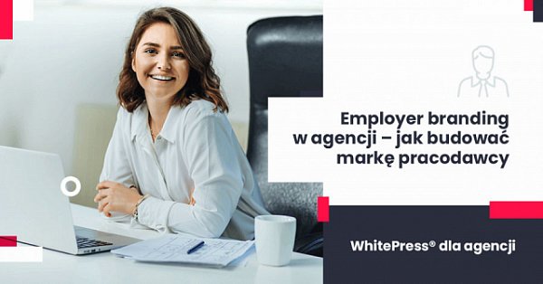 Pani na zdjęciu z uśmiechem opracowuje strategię employer branding