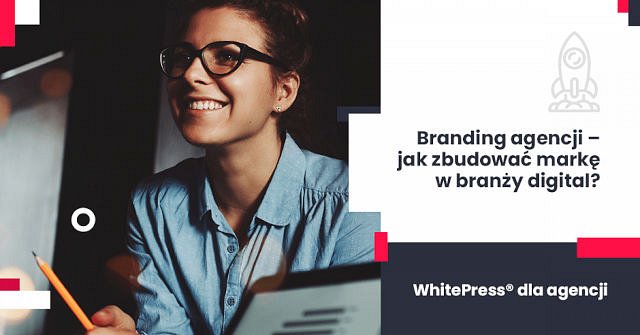 Specjalistka PR z uśmiechem planuje działania brandowe