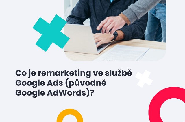 Muž pracující na remarketingu